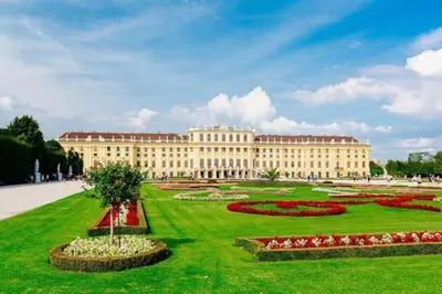 Ein Garten an der Unterkunft Beautiful 1 Bedroom Apartment near Schönbrunn