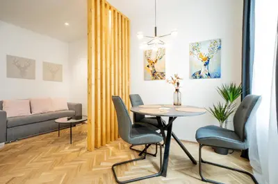 Ein Sitzbereich in der Unterkunft Comfortable, Balcony Apartment - Quick Access to Vienna's Old Centre
