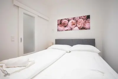 Ein Bett oder Betten in einem Zimmer der Unterkunft Comfortable, Balcony Apartment - Quick Access to Vienna's Old Centre
