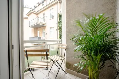 Ein Balkon oder eine Terrasse in der Unterkunft Comfortable, Balcony Apartment - Quick Access to Vienna's Old Centre