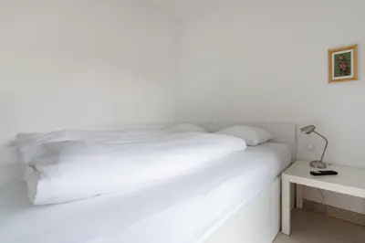 Ein Bett oder Betten in einem Zimmer der Unterkunft Ruhig, hell und neu mit Garage