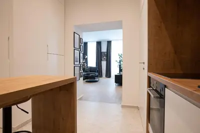 Küche/Küchenzeile in der Unterkunft Posh studio with a king-size bed and modern design