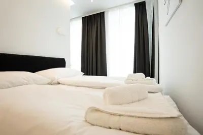 Ein Bett oder Betten in einem Zimmer der Unterkunft Posh studio with a king-size bed and modern design