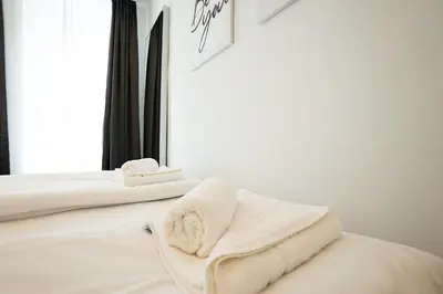 Ein Bett oder Betten in einem Zimmer der Unterkunft Posh studio with a king-size bed and modern design