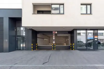 Eine Fassade oder ein Eingang zu Luxus über den Wolken, 18. Stock mit Klimaanlage und Garage
