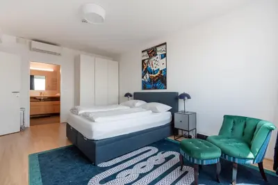 Ein Bett oder Betten in einem Zimmer der Unterkunft Luxus über den Wolken, 18. Stock mit Klimaanlage und Garage
