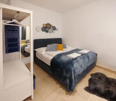 Ein Bett oder Betten in einem Zimmer der Unterkunft Cozy Market-Square retreat located in the heart of the 10th district