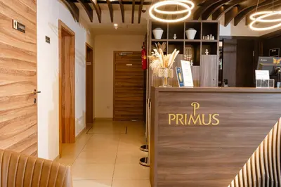 Ein Zertifikat, Auszeichnung, Logo oder anderes Dokument, das in der Unterkunft Primus Hotel & Apartments ausgestellt ist