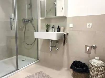 Ein Badezimmer in der Unterkunft Donaublick Oasis: Stylische Wohnung