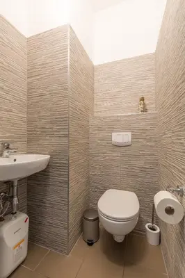Ein Badezimmer in der Unterkunft XXXl bed/ free parking/ central