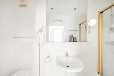 Ein Badezimmer in der Unterkunft Self-Check-In Hotel Adlon