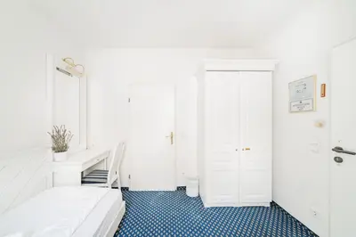 Ein Bett oder Betten in einem Zimmer der Unterkunft Self-Check-In Hotel Adlon