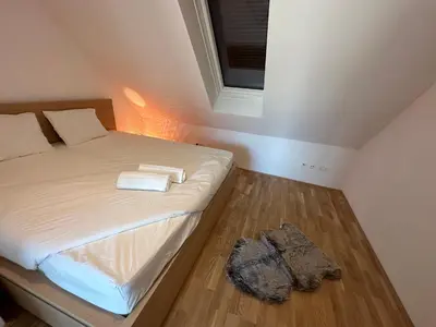 Ein Bett oder Betten in einem Zimmer der Unterkunft Contemporary Apartment with Stunning Views 20