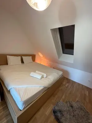 Ein Bett oder Betten in einem Zimmer der Unterkunft Contemporary Apartment with Stunning Views 20