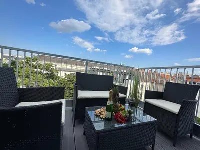 Ein Balkon oder eine Terrasse in der Unterkunft Contemporary Apartment with Stunning Views 20
