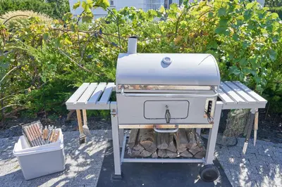 Ein für Gäste verfügbarer Grill in der Ferienwohnung