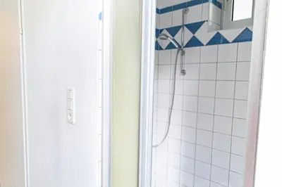 Ein Badezimmer in der Unterkunft Spacious Apartments, 3 min to U1 Reumannplatz