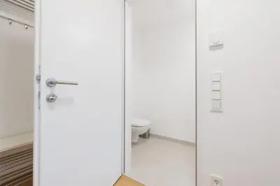Ein Badezimmer in der Unterkunft Lovely Apartment in Marina Tower - 10min to City Center