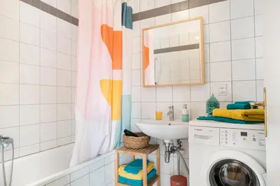 Ein Badezimmer in der Unterkunft City - Balkon - WorkSpace - Waschmaschine - U2 & U4