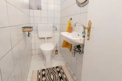 Ein Badezimmer in der Unterkunft City - Balkon - WorkSpace - Waschmaschine - U2 & U4