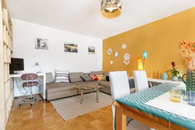 Ein Sitzbereich in der Unterkunft City - Balkon - WorkSpace - Waschmaschine - U2 & U4
