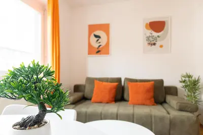 Ein Sitzbereich in der Unterkunft Chic 1BR and 1LR with Kingbed, 9 min to City Center via Metro
