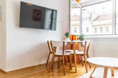 TV/Unterhaltungsangebot in der Unterkunft Chic 1BR and 1LR with Kingbed, 9 min to City Center via Metro