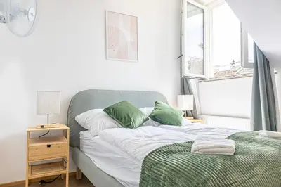Ein Bett oder Betten in einem Zimmer der Unterkunft Charming 1BR and 1LR Apt Modern Design Donaustadt