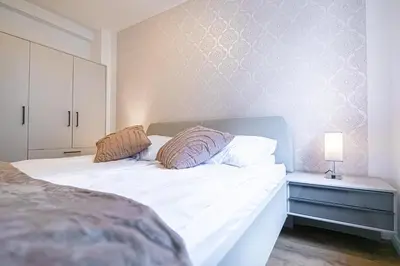 Ein Bett oder Betten in einem Zimmer der Unterkunft Charming 1BR and 1LR Apt Modern Design Donaustadt