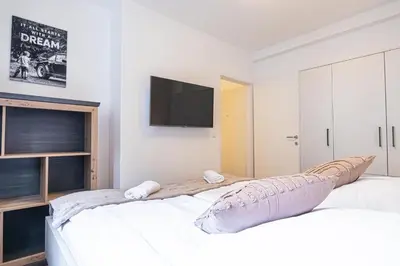 Ein Bett oder Betten in einem Zimmer der Unterkunft Charming 1BR and 1LR Apt Modern Design Donaustadt