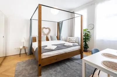 Ein Bett oder Betten in einem Zimmer der Unterkunft 10 min walk to Schonbrunn l Deluxe Suite