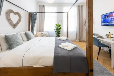 Ein Bett oder Betten in einem Zimmer der Unterkunft 10 min walk to Schonbrunn l Deluxe Suite