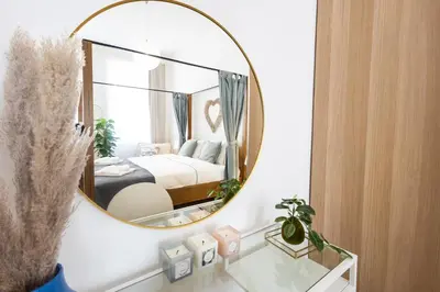 Ein Bett oder Betten in einem Zimmer der Unterkunft 10 min walk to Schonbrunn l Deluxe Suite