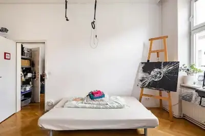 Ein Bett oder Betten in einem Zimmer der Unterkunft FRO-MEDIA - Streetside Room 2 - Community Space