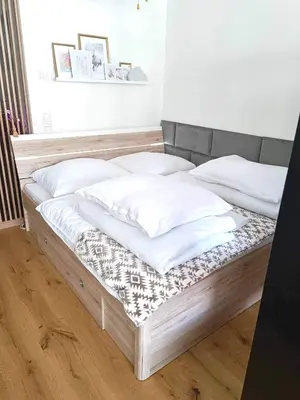 Ein Bett oder Betten in einem Zimmer der Unterkunft MollArt Apartment