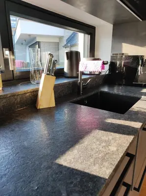 Ein Sitzbereich in der Unterkunft Luxuriöses Penthouse mit Blick auf die UNO-City und dem Kaiserwasser. 3Schlafzimmer, 2 Bäder, privat Lift ins Apartment