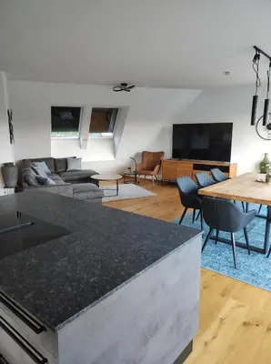 Ein Sitzbereich in der Unterkunft Luxuriöses Penthouse mit Blick auf die UNO-City und dem Kaiserwasser. 3Schlafzimmer, 2 Bäder, privat Lift ins Apartment
