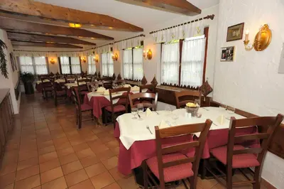 Ein Restaurant oder anderes Speiselokal in der Unterkunft Tennis Golf Hotel Höllrigl