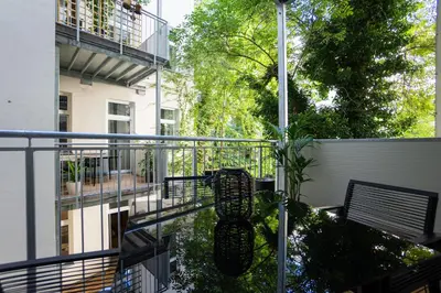 Ein Balkon oder eine Terrasse in der Unterkunft Contemporary 1-Bed Apartment with Balcony in the Heart of Vienna