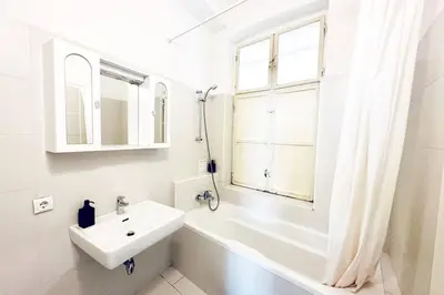 Ein Badezimmer in der Unterkunft Best Location - Cozy City Centre Apartment