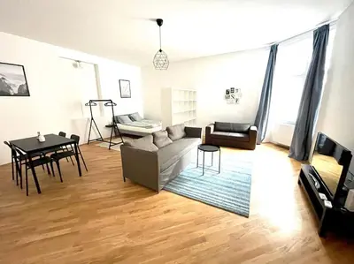 Ein Sitzbereich in der Unterkunft Brand New & Spacious Apartment in the City Centre