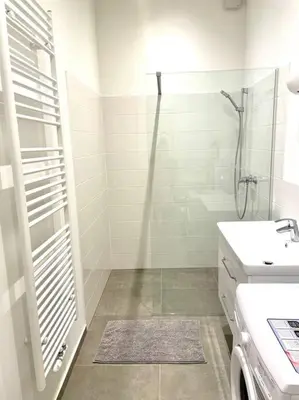 Ein Badezimmer in der Unterkunft Brand New & Spacious Apartment in the City Centre