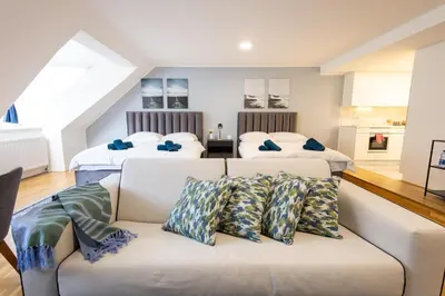 Ein Bett oder Betten in einem Zimmer der Unterkunft Prater Rooftop Pinnacle with AC