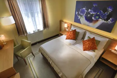 Ein Bett oder Betten in einem Zimmer der Unterkunft Hotel Leobersdorfer Hof