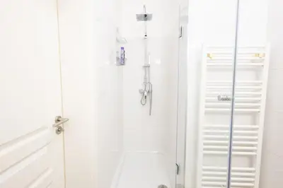 Ein Badezimmer in der Unterkunft Large Garden-View Balcony Comfort Retreat 1020-Vienna