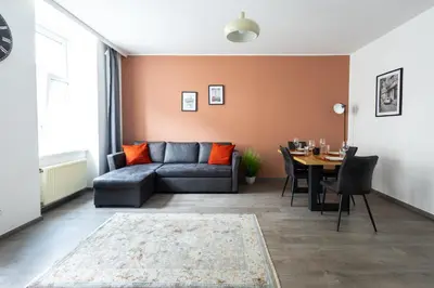 Ein Sitzbereich in der Unterkunft Enjoy Apartments, AC ,quiet street, two bedrooms sleeps 6, Spacey
