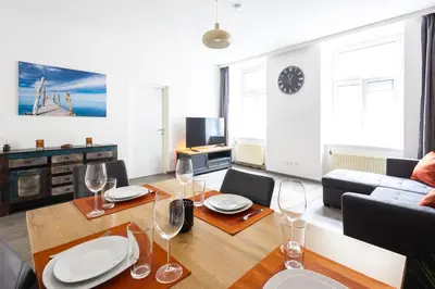 TV/Unterhaltungsangebot in der Unterkunft Enjoy Apartments, AC ,quiet street, two bedrooms sleeps 6, Spacey