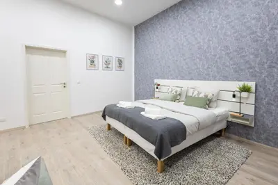 Ein Bett oder Betten in einem Zimmer der Unterkunft Family Deluxe a stone throw from the city centre and danube