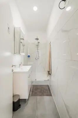 Ein Badezimmer in der Unterkunft Chic Central City Rooms by Home2
