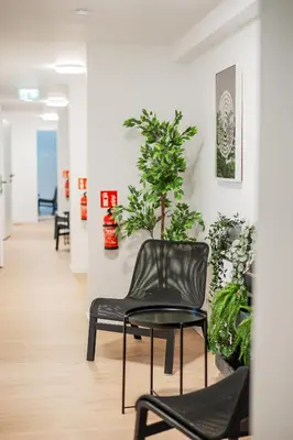Ein Sitzbereich in der Unterkunft Chic Central City Rooms by Home2